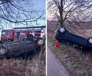 Wypadek w Tałtach. Samochód dachował w rowie. Kierująca trafiła do szpitala [ZDJĘCIA]