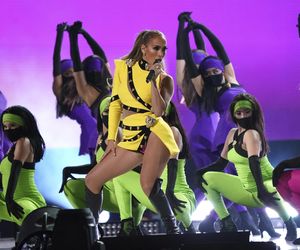 Oto sekret 56-letniej Jennifer Lopez. Ten zestaw ćwiczeń pozwala jej zachować sylwetkę bogini 