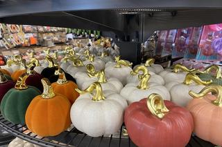 Ozdoby jesienne i na Halloween w sklepach już w lipcu 2024 r.