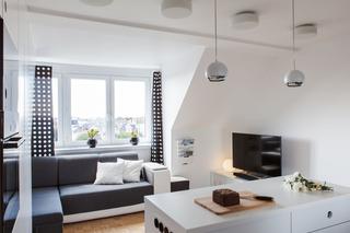 Biała aranżacja wnętrza: mieszkanie młodego architekta