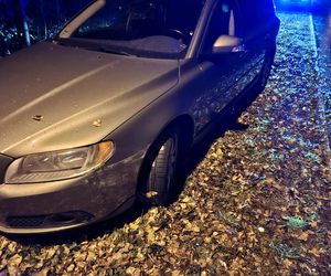 Szalony rajd pijanego kierowcy w Brodach. Uszkodził trzy auta, skończył na drzewie