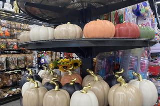 Ozdoby jesienne i na Halloween w sklepach już w lipcu 2024 r.