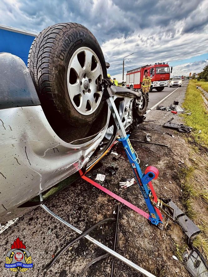 Wypadek w Chełmie Śląskim. Kierowca wjechał pod ciężarówkę