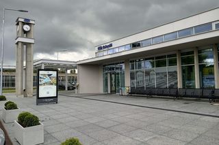 To najbrzydsze dworce kolejowe w Polsce. Zobacz spektakularne metamorfozy 