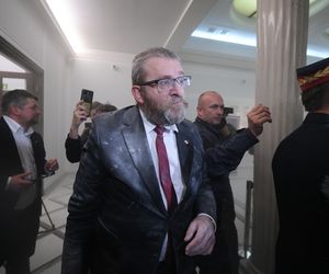 Haniebne zachowanie Grzegorza Brauna w Sejmie. Konfederacja nałożyła karę na posła