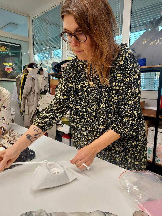 Bydgoszczanki zbierają jedwab, bo nie chcą, by marnowała się tkanina powstająca w cierpieniu. Zaczęły szyć wyjątkową bieliznę. "Majtki się rozeszły"