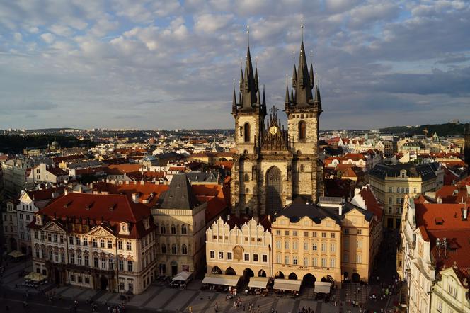 Koronawirus w Czechach: Padł nowy rekord zakażeń. Surowe obostrzenia przedłużone. Wciąż zamknięte hotele i stoki narciarskie