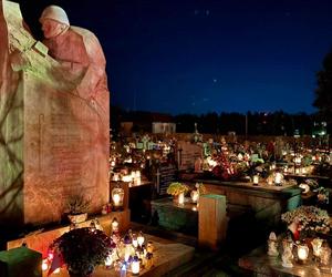 Dzień Zaduszny na starachowickich cmentarzach. Wyglądają wyjątkowo