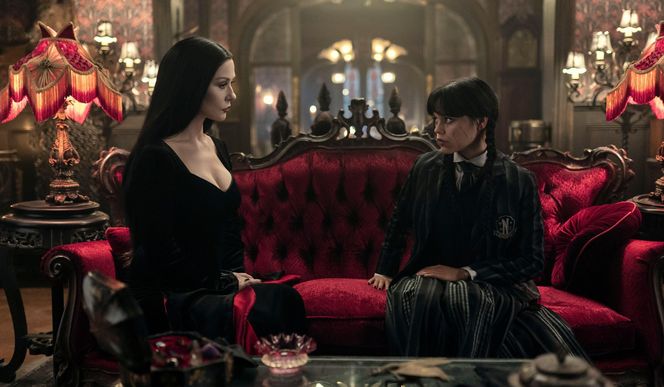 Catherine Zeta-Jones i Jenna Ortega jako Morticia i Wednesday Addams w 2. sezonie hitu Netflixa