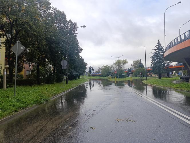 Zagrożenie powodziowe. Głuchołazy. Woda przelała się przez wały. Zalewa miasto