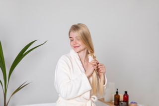 Pięć błędów w pielęgnacji włosów. To dlatego twoje pukle są słabe, cienkie i przesuszone