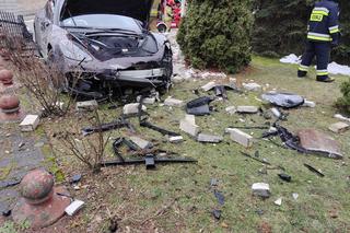 Luszowice. Ogrodzenie kościoła zdemolowane przez porsche panamera. Autem podróżowały dzieci