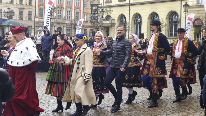 Polonez dla Fredry 2025 we Wrocławiu. Maturzyści zatańczyli na Rynku [ZDJĘCIA]