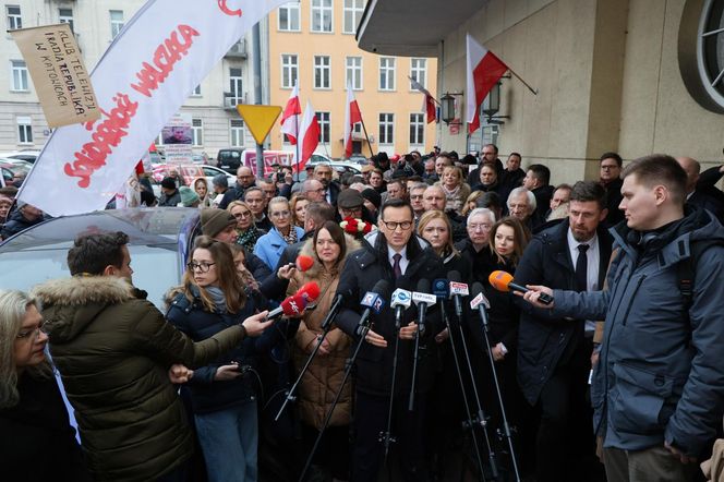 Mateusz Morawiecki pojawił się w budynku prokuratury w Warszawie. Ma usłyszeć zarzuty ws. wyborów korespondencyjnych z 2020 roku