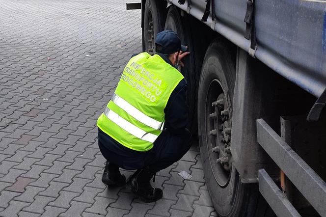 Na drogach biało, a on jechał bez hamulca! Inspektorzy nie mieli wyjścia