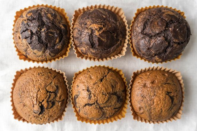Łaciate muffinki z blendera: najłatwiejszy przepis na waniliowo-czekoladowe babeczki