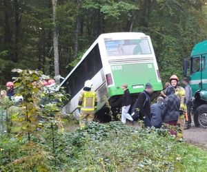 Wypadek w powiecie puckim. Autobusem jechali uczniowie