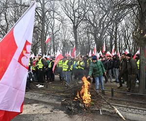 Niespokojny protest rolników w Warszawie. Służby obrzucone puszkami po piwie i petardami