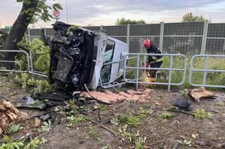 Wypadek na DTŚ. Samochód dostawczy wypadł z drogi. Jedna osoba poszkodowana