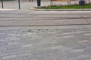 Krusząca się kostka brukowa na nowej pętli Dworzec Niebuszewo