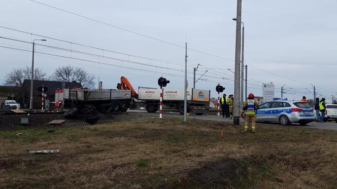 Tragedia na przejeździe kolejowym pod Rawiczem! Nie żyje kierowca ciężarówki [ZDJĘCIA]