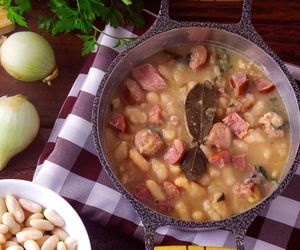 Zupa fasolowa - przepis na treściwą fasolówkę na wędzonce