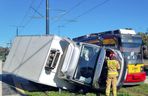  Łódź. Tramwaj zderzył się z dostawczym Iveco. Trzy osoby ranne w wypadku [ZDJĘCIA]