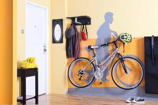 Rower w mieszkaniu na ścianie