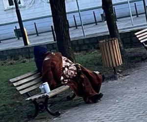 Starsza kobieta sypia na ławce w parku. Jej mąż leży na onkologii?