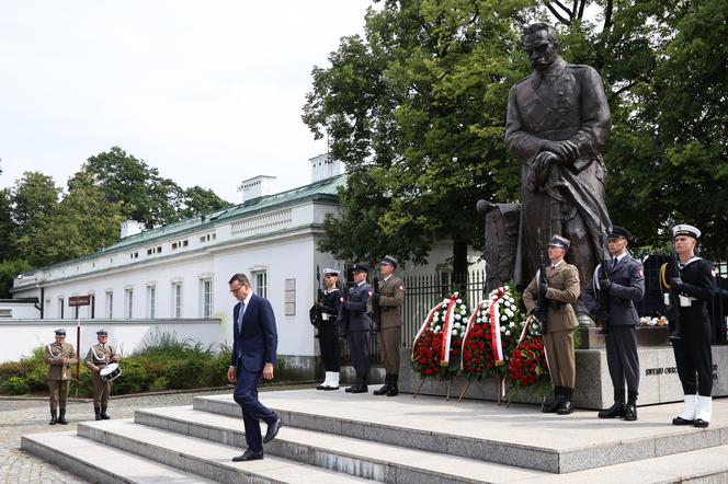Mateusz Morawiecki złożył kwiaty pod pomnikiem Józefa Piłsudskiego