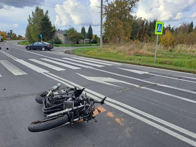 Ozorków. Śmiertelny wypadek. 55-letni motocyklista zginął w zderzeniu z osobówką [ZDJĘCIA]