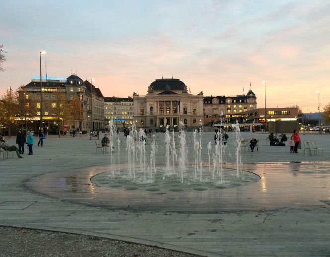 Sechselautenplatz i budynek Opery