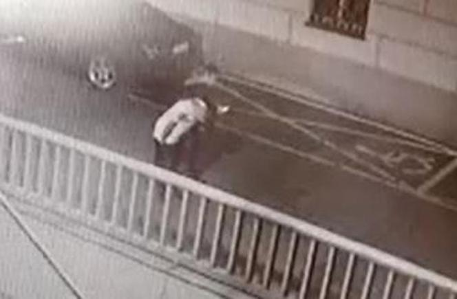 Tajemnicze plamy na koszulce Macieja Aleksiuka