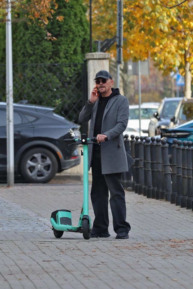 Krzysztof Ibisz z rodziną na spacerze