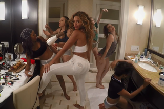 Nowy teledysk Beyonce do 7/11: impreza w hotelu, pośladki Bee a nawet jej córeczka! [VIDEO]