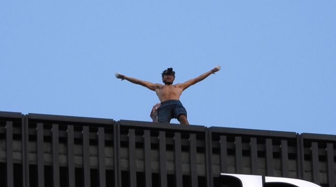 Wdrapał się na szczyt wieżowca w Warszawie