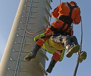 Mężczyzna wszedł na 47-metrową wieżę telefoniczną. Dramatyczna akcja ratunkowa strażaków