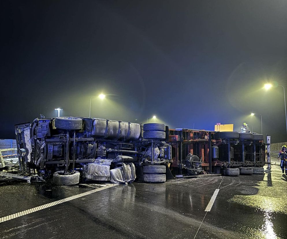 Dramat na autostradzie A2. Tir runął na bok, kierowca wypadł z kabiny. Wrak całkowicie zablokował drogę