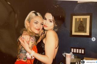 Selena Gomez i Julia Michaels pocałowały się w usta na scenie! Co na to fani? [WIDEO]