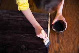 Jaki impregnat do drewna na zewnątrz jest najlepszy? Czym najlepiej zabezpieczyć drewno?