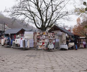 Mglisty Kazimierz Dolny w obiektywie. Miasteczko nad Wisłą przyciąga turystów nawet późną jesienią