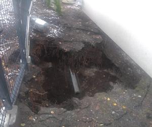 W Trzebini po raz kolejny zapadła się ziemia. Dziura na prywatnej działce ma głębokość ok. 2,5 metra