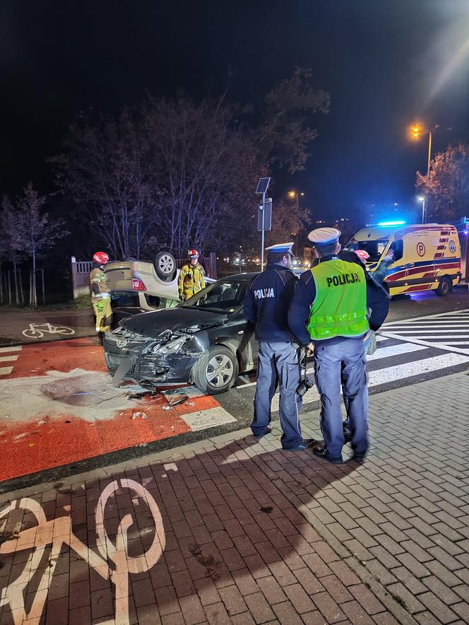 Poważny wypadek na Placu Pokoju Toruńskiego. Auto dachowało