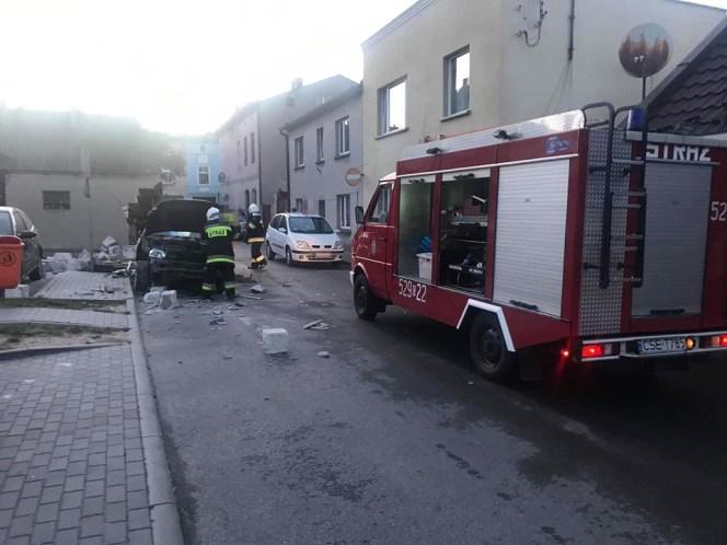 Groźny wypadek w Więcborku! Auto uderzyło w budynek! [ZDJĘCIA]