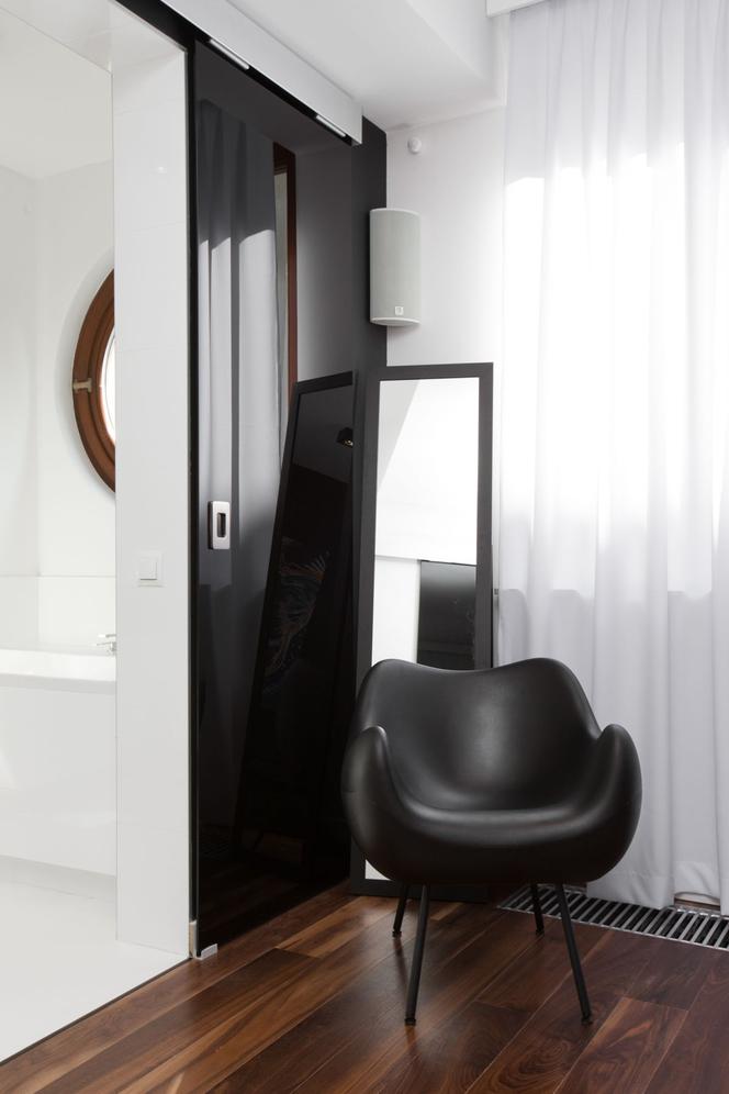 Fotel RM58 w projekcie sypialni