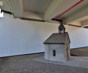 W Rybniku znajdziecie kapliczkę pod... wiaduktem. Nie, to nie żart