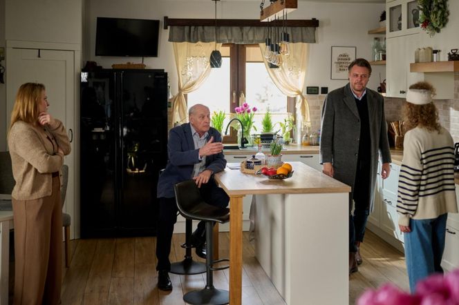 Na Wspólnej odc. 4044: Malwina (Martyna Dudek), Hebel (Tadeusz Huk), Konrad (Marek Bukowski), Karolina Wysocka (Paulina Holtz)