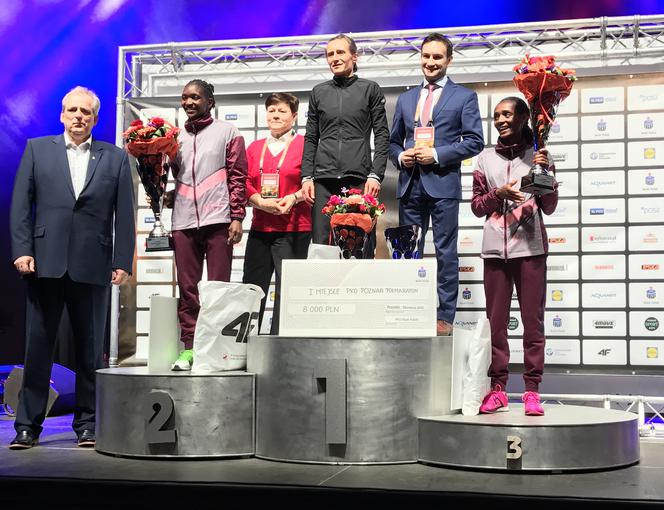 Karolina Nadolska na 1 stopniu podium, druga kenijka Teresa Kwamboka (po lewej) i trzecia kenijka Betty Chepleting (po prawej)