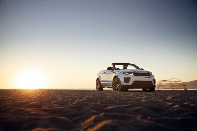Dzieczyna Bonda Naomie Harris pozuje z Range Roverem Evoque kabrio
