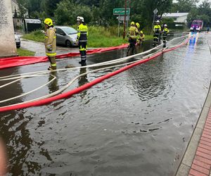 Zalane ulice i pękające wały. Dramatyczna noc przed nami? Zwołano sztab kryzysowy